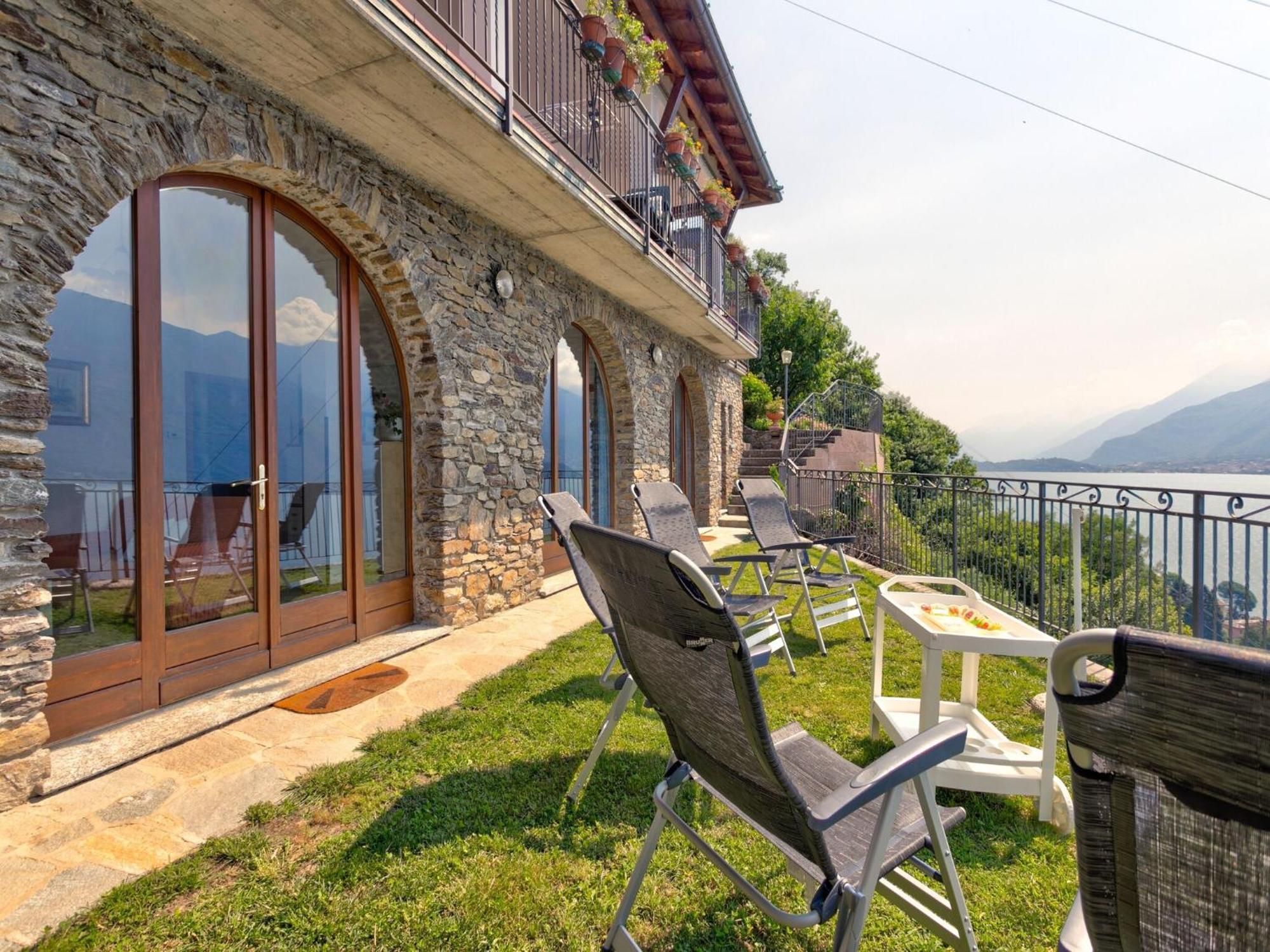 Wonderful Flat With Swimming Pool Lift And Garden Apartment Gravedona Bagian luar foto