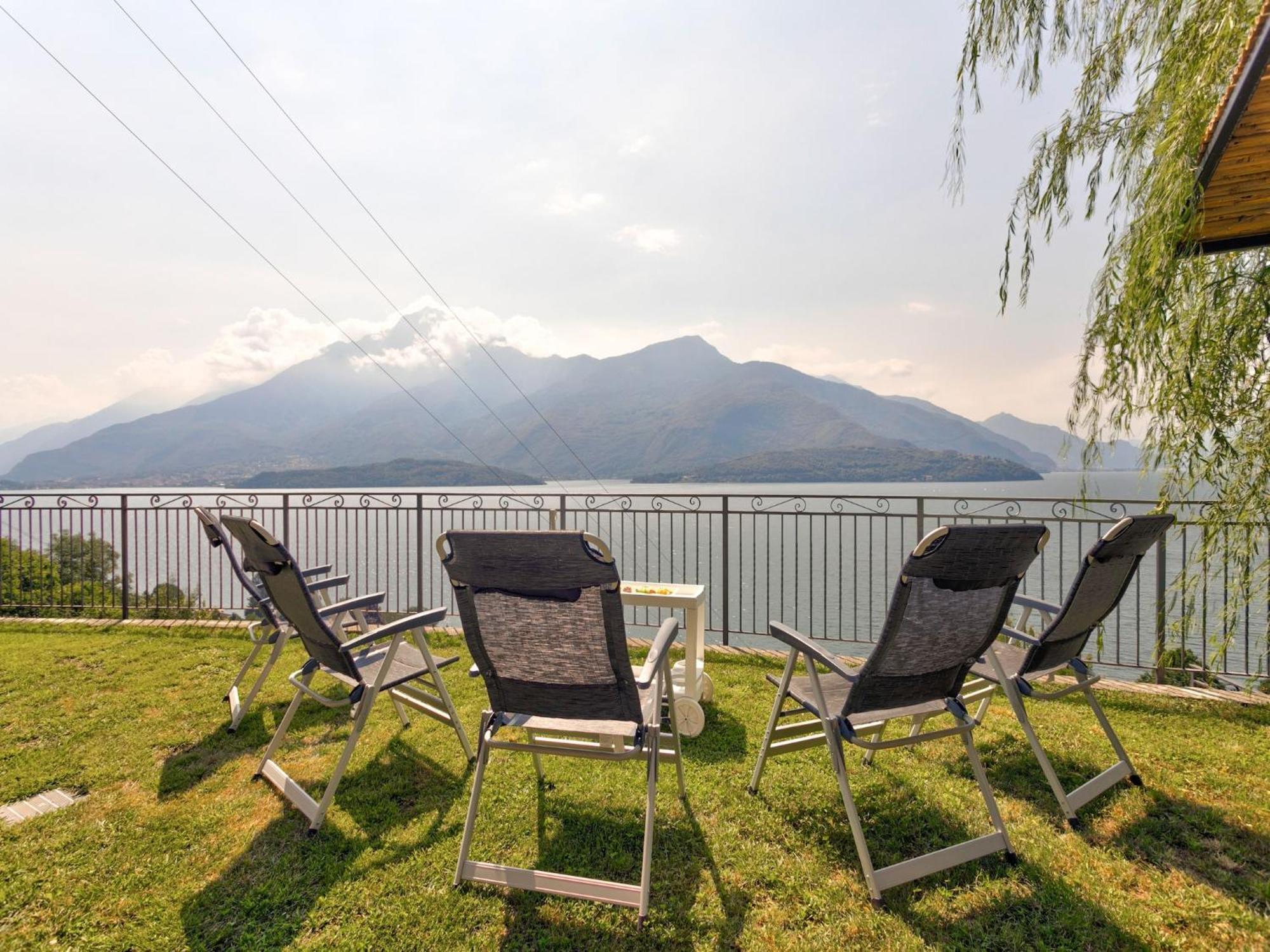 Wonderful Flat With Swimming Pool Lift And Garden Apartment Gravedona Bagian luar foto