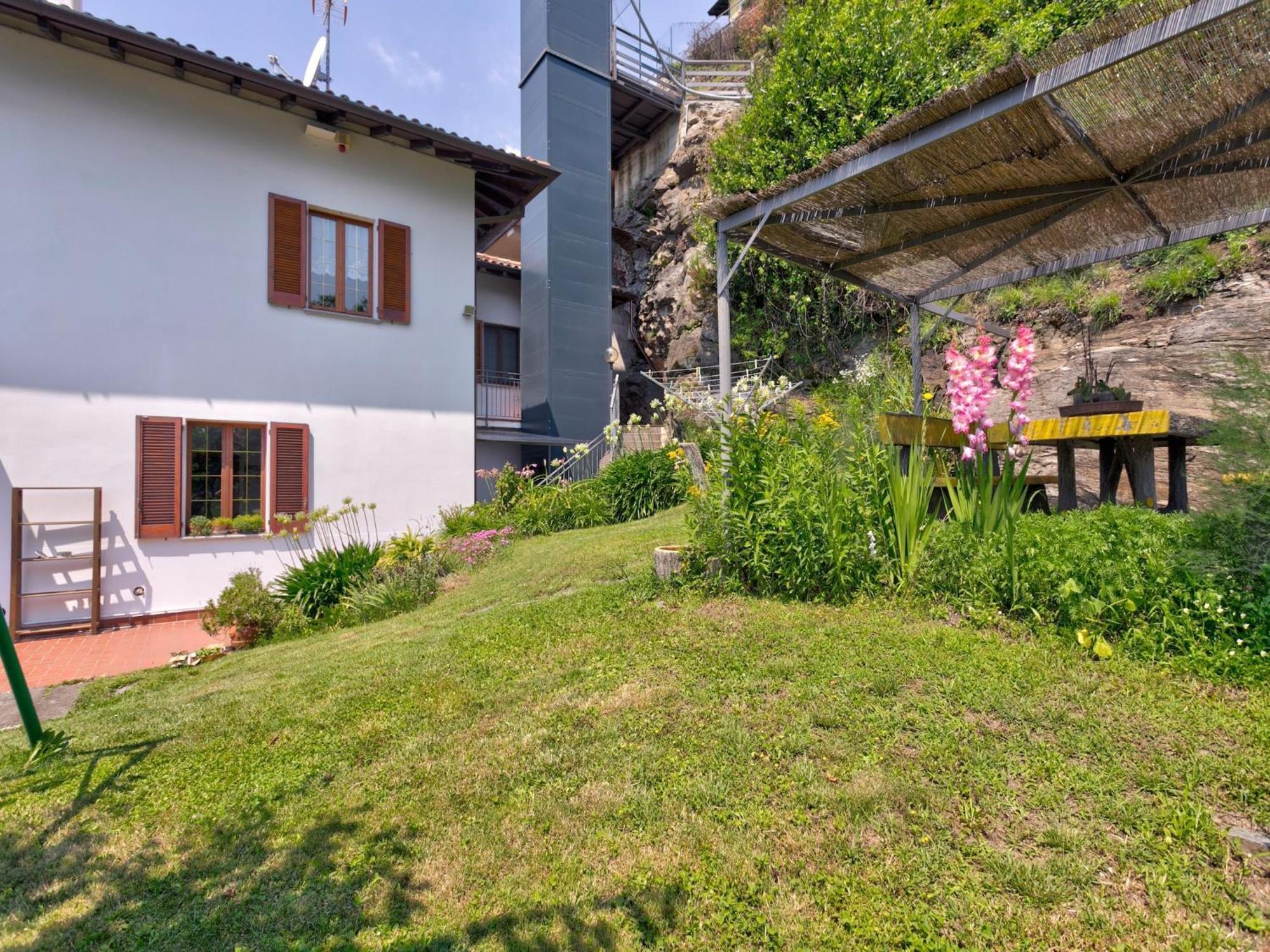 Wonderful Flat With Swimming Pool Lift And Garden Apartment Gravedona Bagian luar foto
