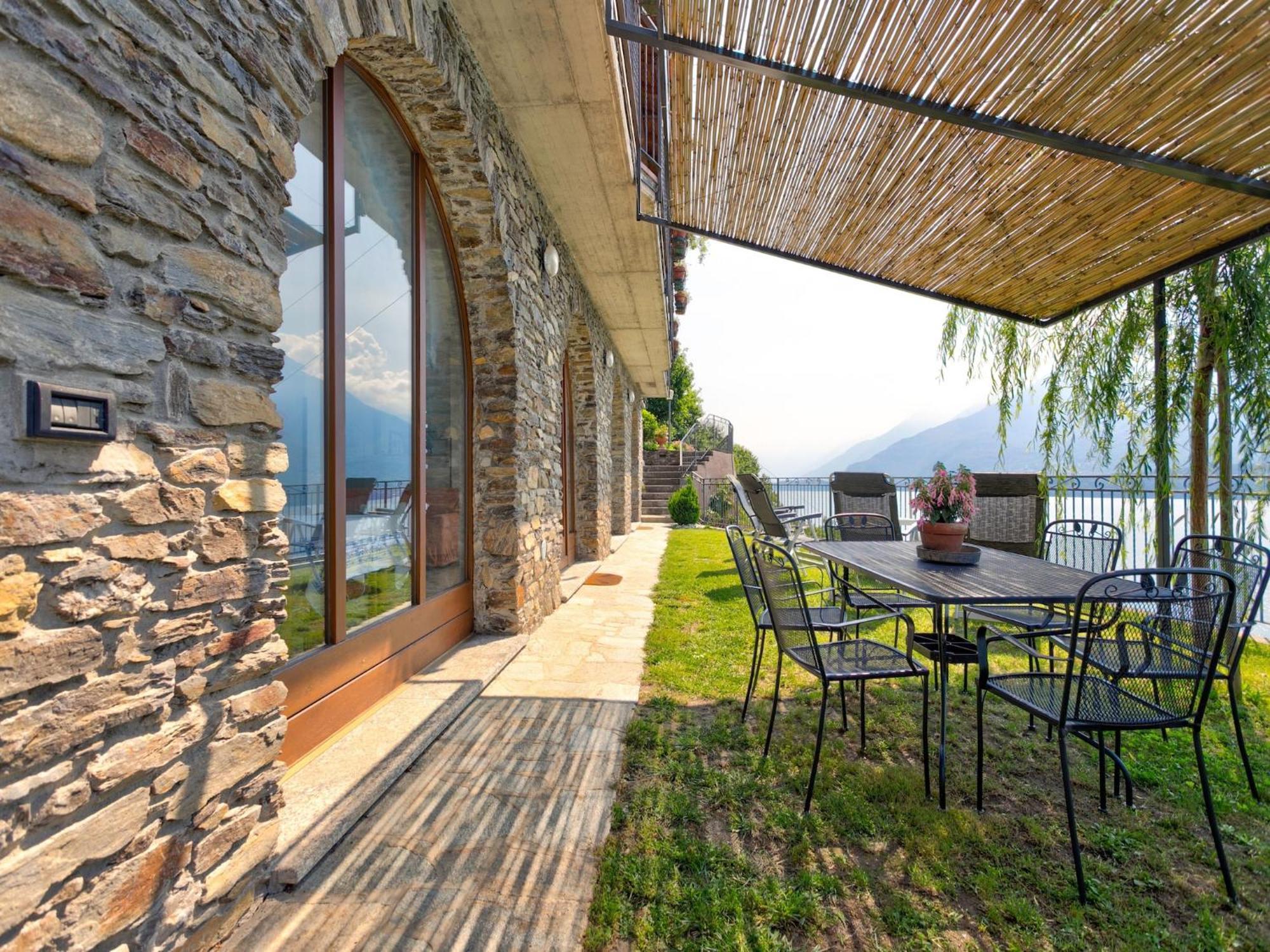 Wonderful Flat With Swimming Pool Lift And Garden Apartment Gravedona Bagian luar foto