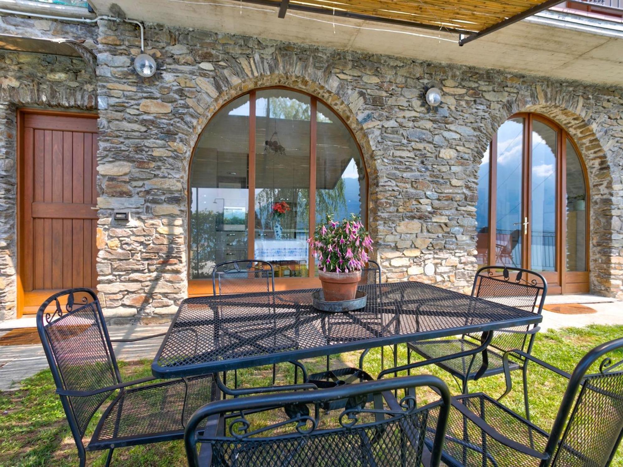 Wonderful Flat With Swimming Pool Lift And Garden Apartment Gravedona Bagian luar foto