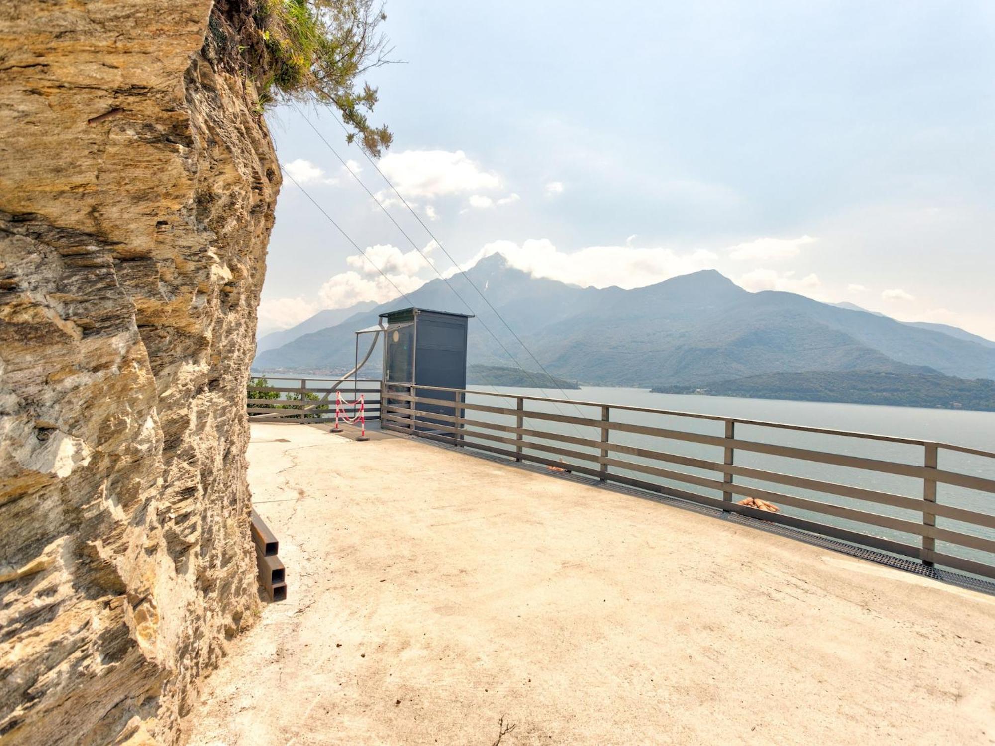 Wonderful Flat With Swimming Pool Lift And Garden Apartment Gravedona Bagian luar foto