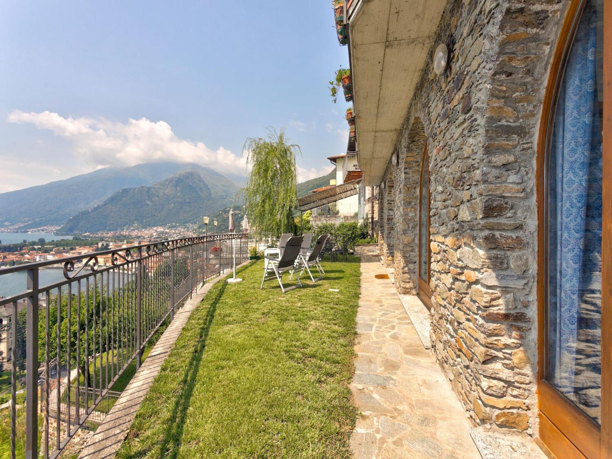 Wonderful Flat With Swimming Pool Lift And Garden Apartment Gravedona Bagian luar foto
