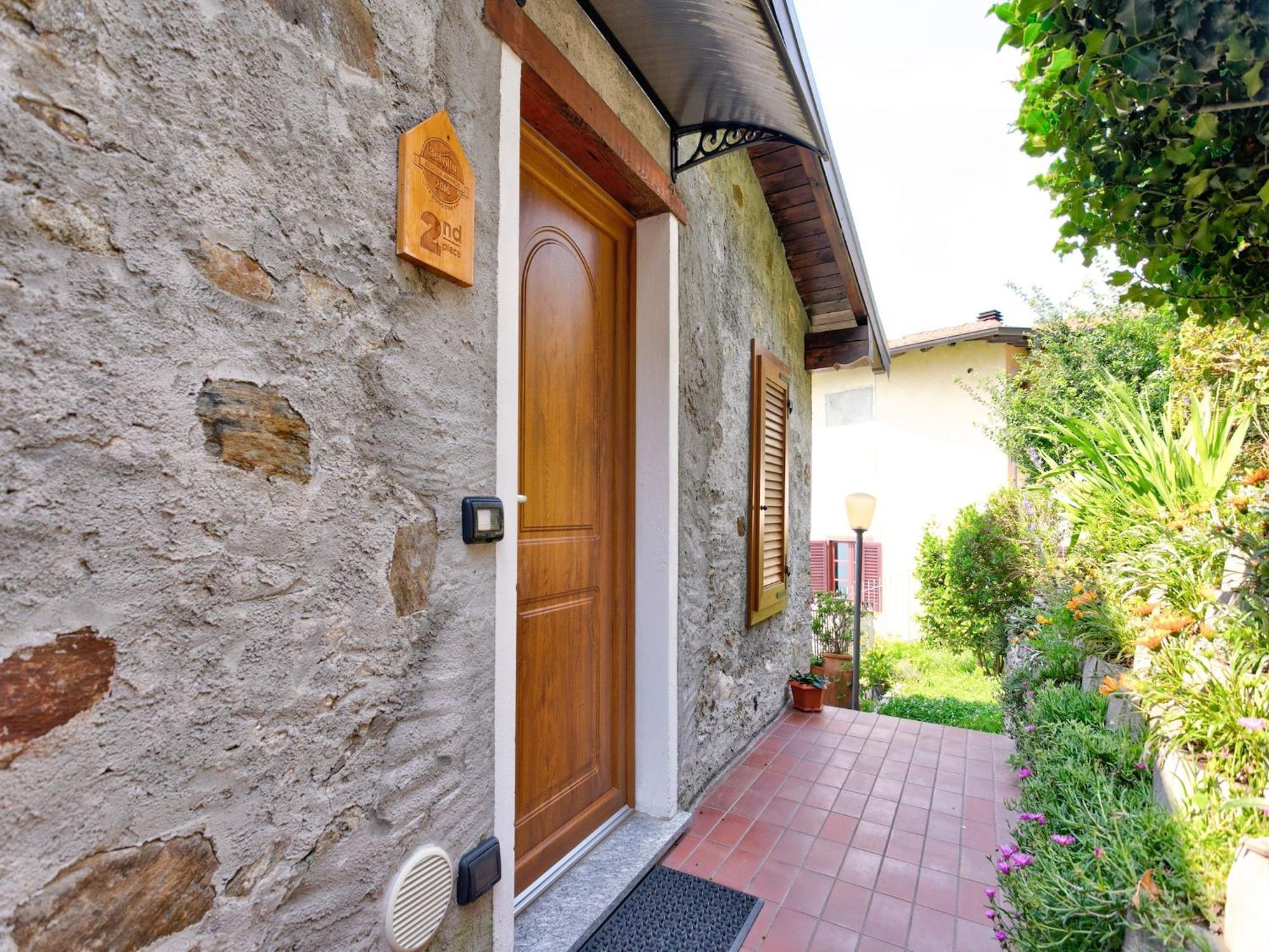 Wonderful Flat With Swimming Pool Lift And Garden Apartment Gravedona Bagian luar foto