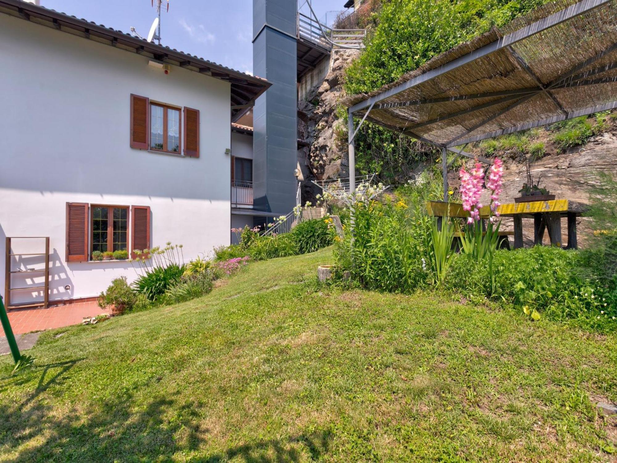 Wonderful Flat With Swimming Pool Lift And Garden Apartment Gravedona Bagian luar foto