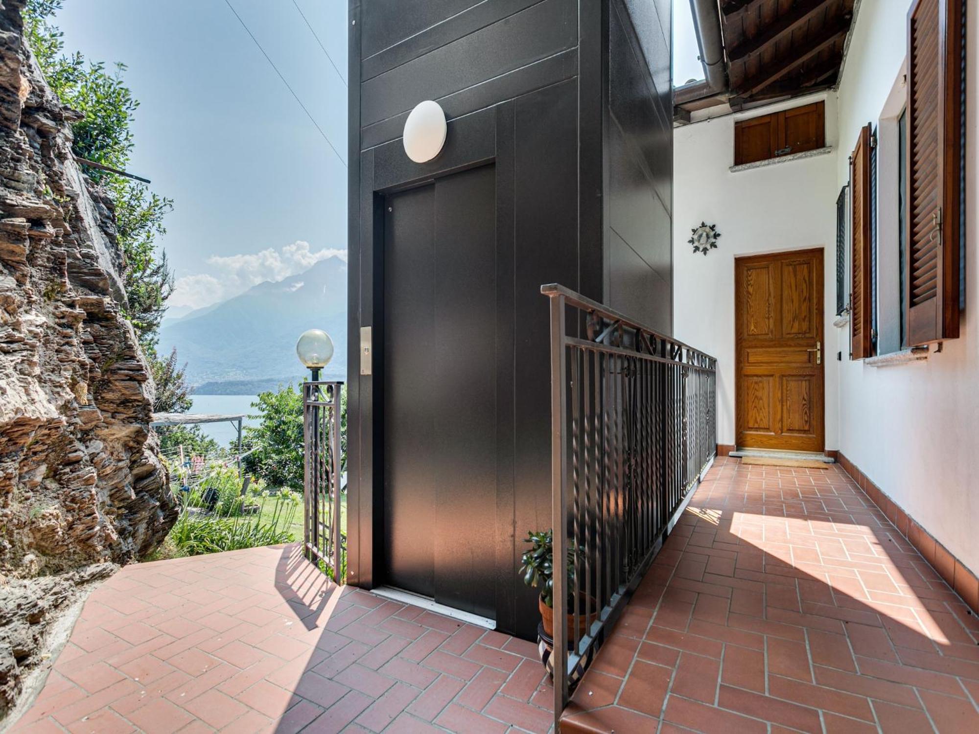 Wonderful Flat With Swimming Pool Lift And Garden Apartment Gravedona Bagian luar foto
