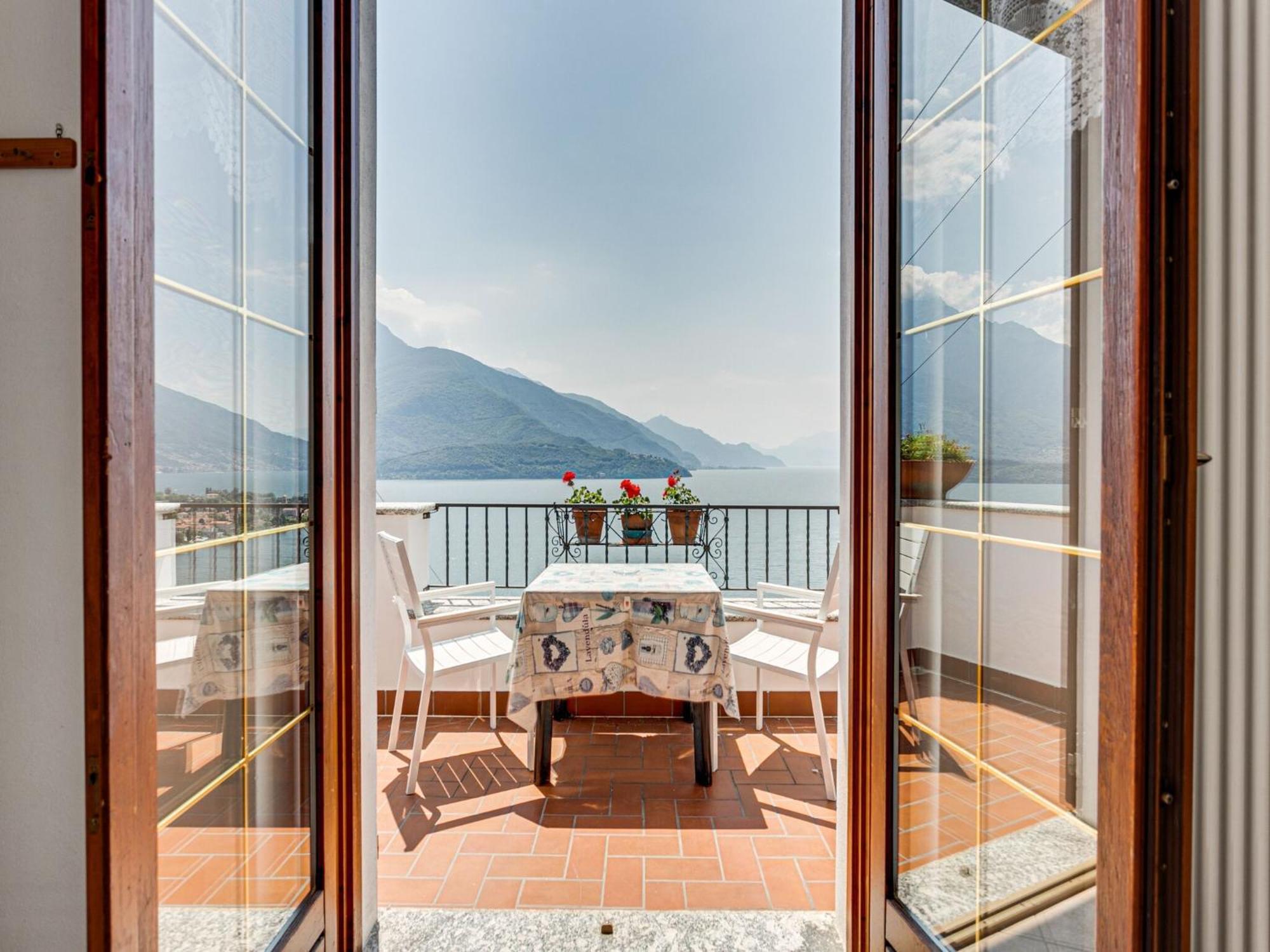 Wonderful Flat With Swimming Pool Lift And Garden Apartment Gravedona Bagian luar foto