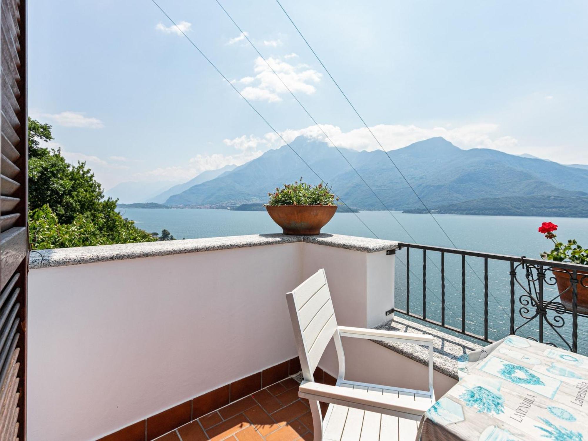 Wonderful Flat With Swimming Pool Lift And Garden Apartment Gravedona Bagian luar foto