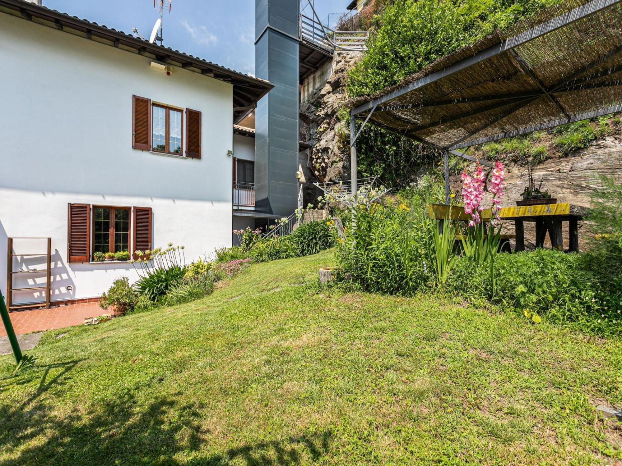 Wonderful Flat With Swimming Pool Lift And Garden Apartment Gravedona Bagian luar foto